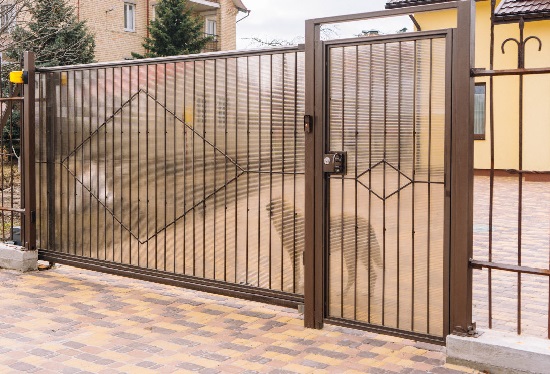 Купить ворота из профлиста с элементами ковки, с металлическими столбами в рамке или под дерево в Сегеже от 153945 руб